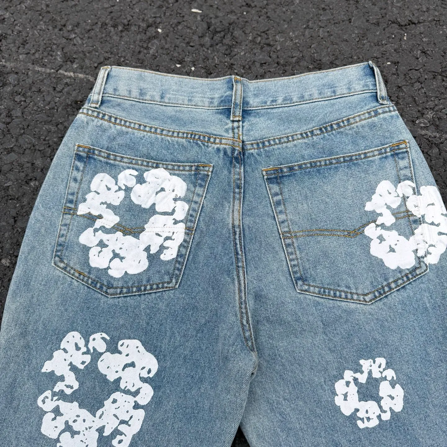 #8197 P220💰 DENIM TEARS Kapok American niche brand printed washed straight jeans. Produced by a major washed factory. Full of high-end feel. Knee part destroyed design with patchwork design. Already used as facade design. Leather waist nameplate. The focus of this style is not on washing, but on the destroyed shape and version. The secret lies in the craftsmanship of the master. The cost of post-production grinding, machining, knife cutting, etc. is far beyond comparison with assembly line products. Color: black, blue, gray. Size: 28-36 (corresponding to S-XXL)